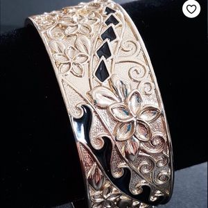 Hawaiian Hamilton Gold bangle